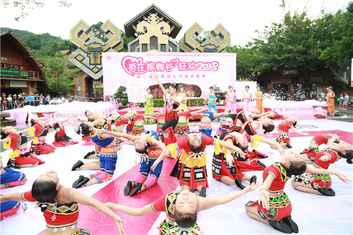 1、往屆七夕相親盛典開幕式，現場熱烈歡快的舞蹈