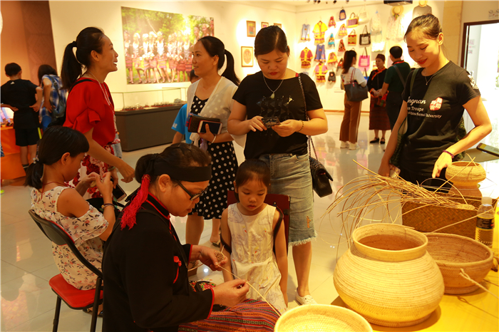 9、檳榔谷特色民族文創產品亮相嬉水節 將“非遺”帶回家