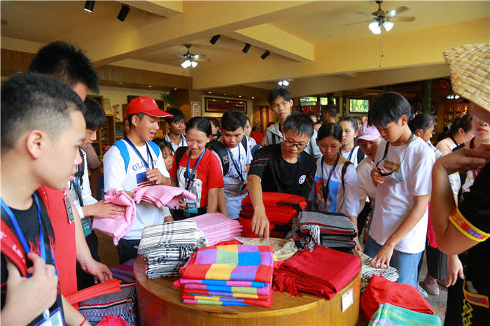 7、柬埔寨華裔青少年走進檳榔谷 “中國尋根之旅”探尋黎苗風情