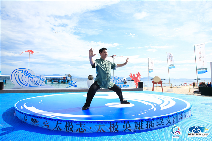 全國太極拳冠軍、北京市武術(shù)協(xié)會副主席劉彥英演繹太極拳法