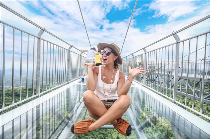小圖：哈薩克斯坦游客挑戰哇哎嚕玻璃觀景平臺