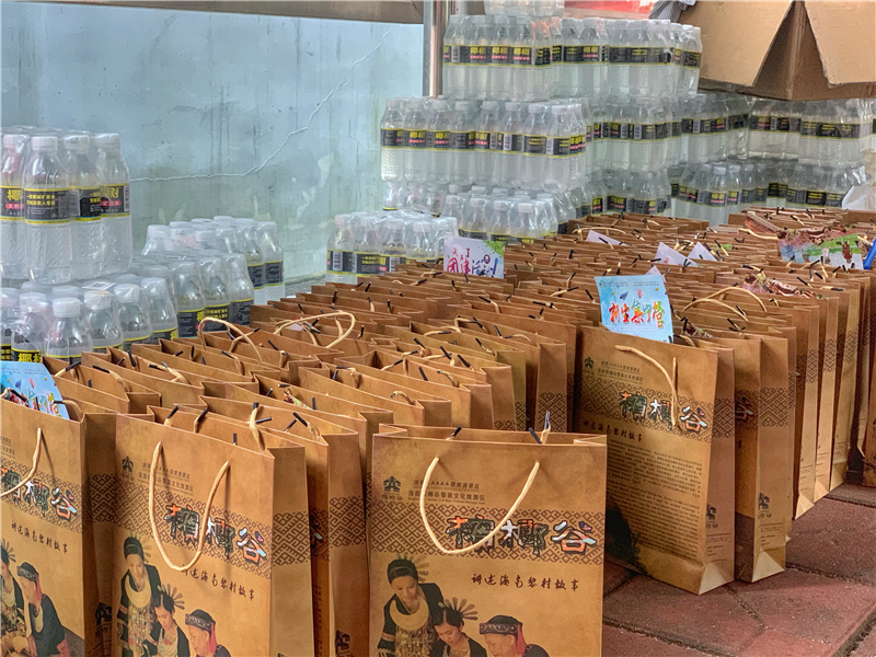 2.100箱礦泉水 2.100箱礦泉水