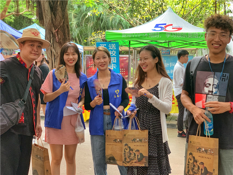 6.贈送禮品給學(xué)生們 6.贈送禮品給學(xué)生們