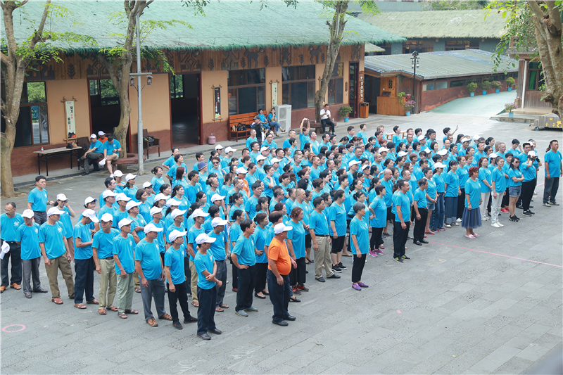 1、300名老同學分別40載 檳榔谷聚首重溫激情歲月