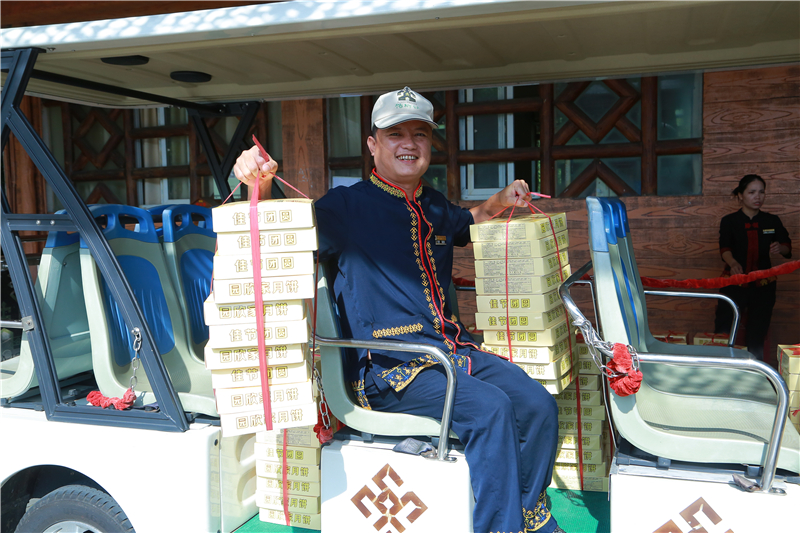 8、檳榔谷中秋慰問村民員工 2000余份月餅送農家暖人心