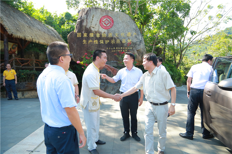 1、海南省商務(wù)廳黨組書記、廳長陳希一行到檳榔谷調(diào)研