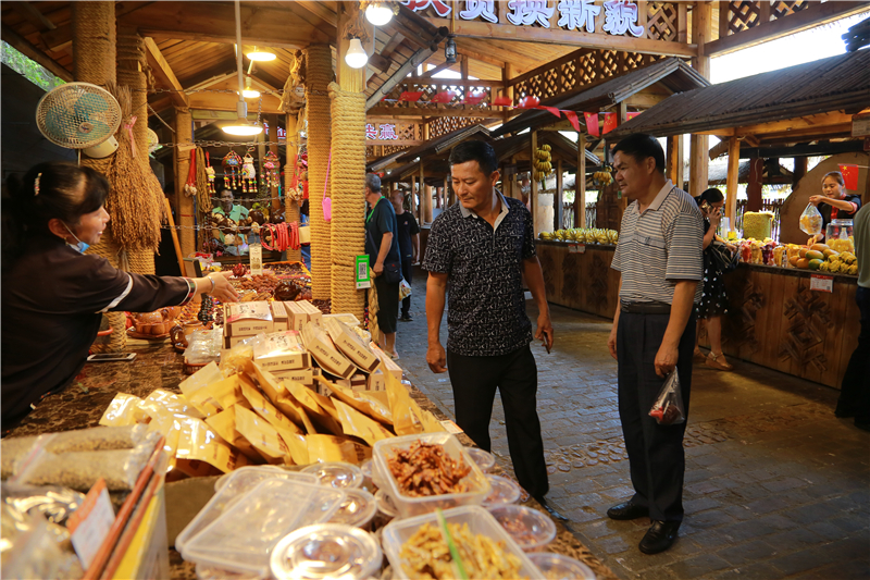 8、白沙縣省部級勞模考察團到訪檳榔谷 學(xué)習(xí)美麗鄉(xiāng)村旅游扶貧經(jīng)驗