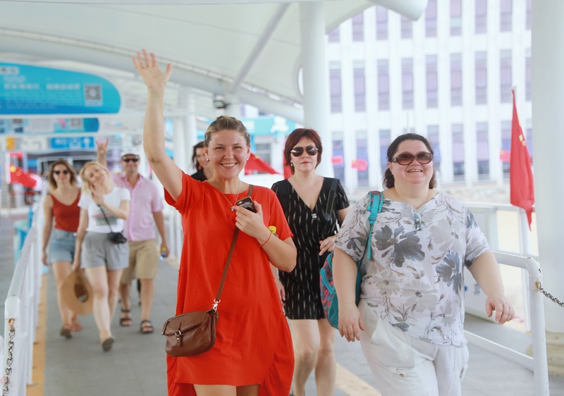 1、俄羅斯考察團(tuán)走進(jìn)蜈支洲島 1、俄羅斯考察團(tuán)走進(jìn)蜈支洲島