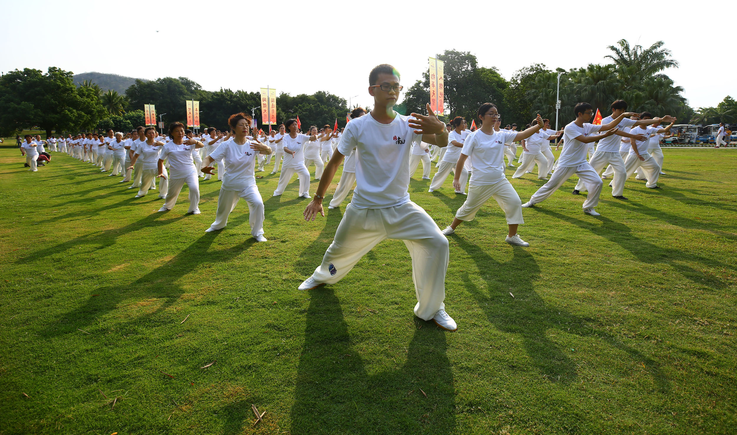 資料圖：千人在三亞南山景區(qū)晨練太極。