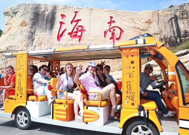 3、考察團(tuán)一路欣賞“石里畫廊”風(fēng)光 3、考察團(tuán)一路欣賞“石里畫廊”風(fēng)光