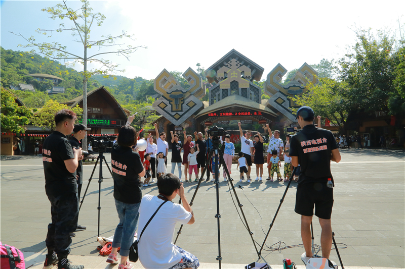 三月三廣場開拍合影