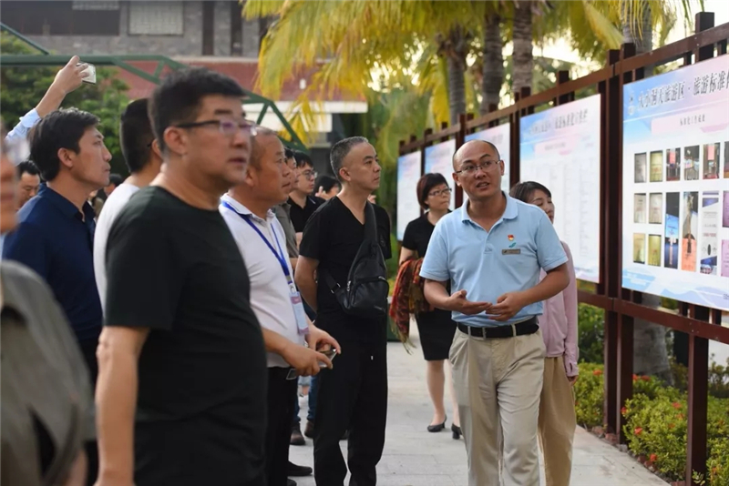 考察團瀏覽景區創標工作展示欄 考察團瀏覽景區創標工作展示欄