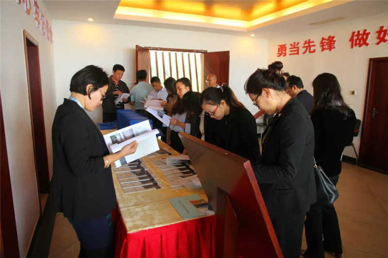 專家團查看相關創標工作材料