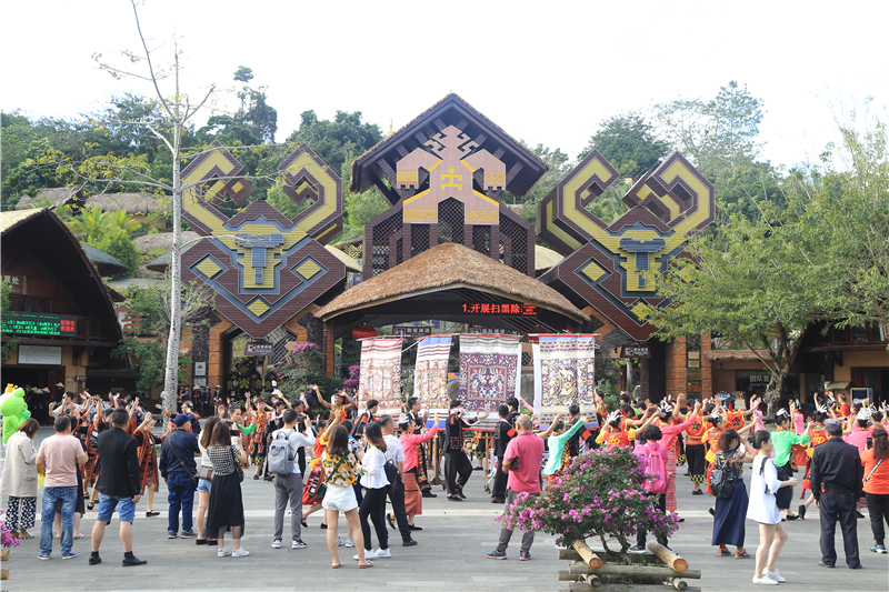 1、檳榔谷“賀歲套餐”繽紛多彩 黎苗文化+科幻元素體驗(yàn)樂趣多