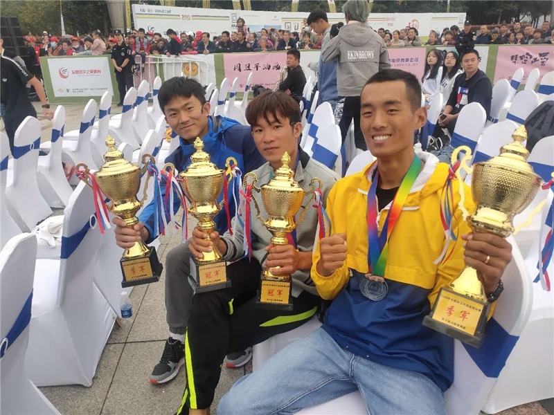 海南趣玩水運(yùn)動(dòng)俱樂部隊(duì)員參賽獲獎(jiǎng) 海南趣玩水運(yùn)動(dòng)俱樂部隊(duì)員參賽獲獎(jiǎng)