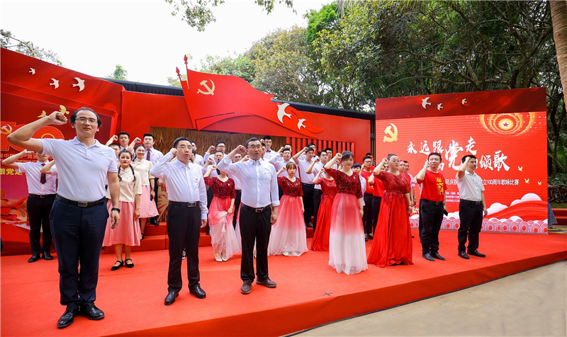 現(xiàn)場(chǎng)黨員同志莊嚴(yán)宣誓 現(xiàn)場(chǎng)黨員同志莊嚴(yán)宣誓