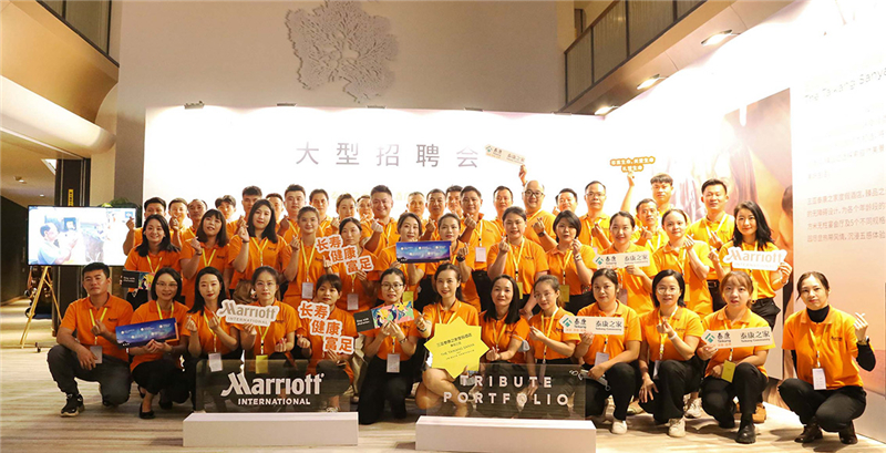 圖1 酒店總經理沈胚明先生率酒店籌備團隊投入招聘會現場 圖1 酒店總經理沈胚明先生率酒店籌備團隊投入招聘會現場
